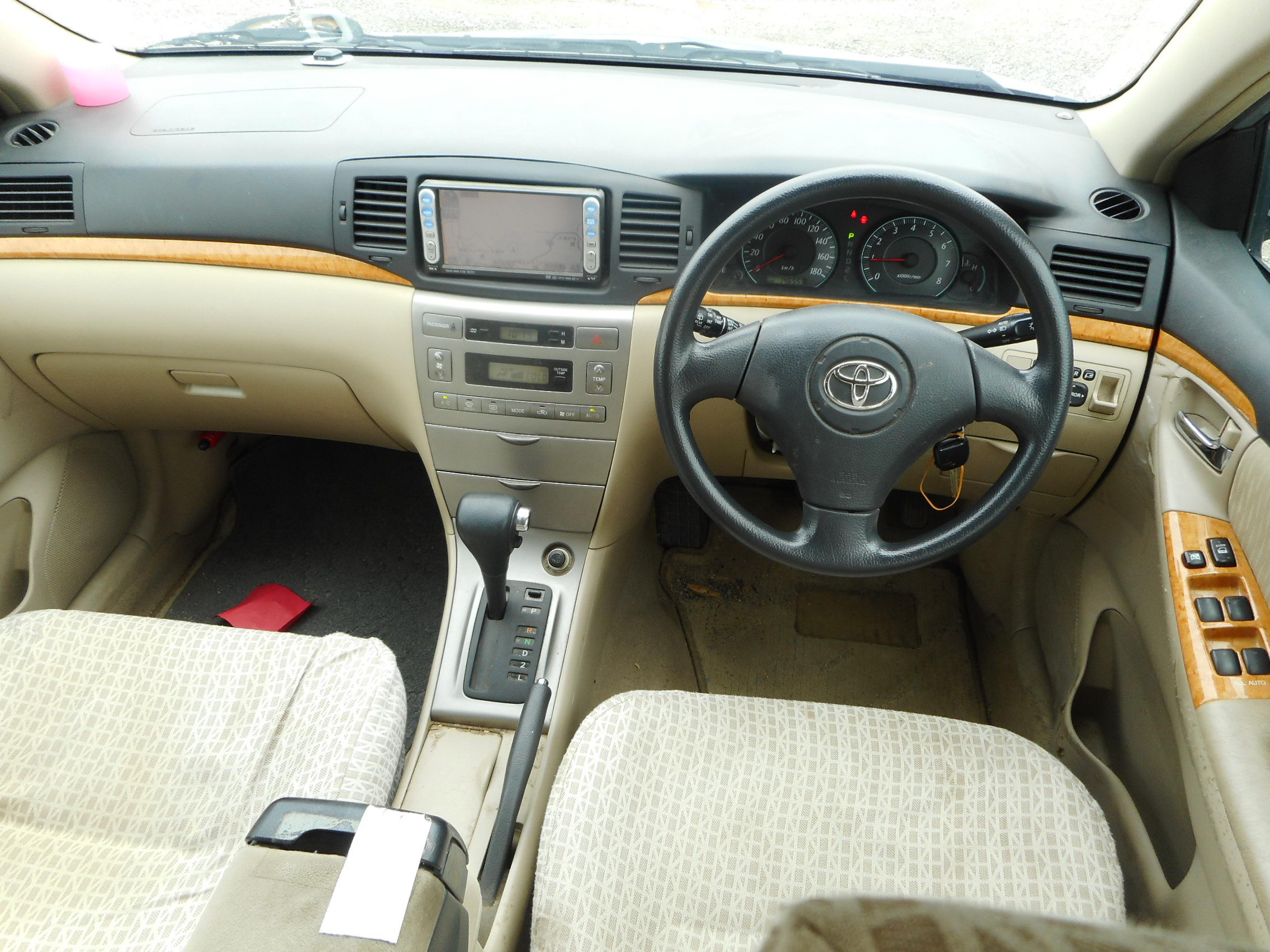 Toyota Corolla 2003 салон.